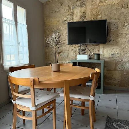 Cozy 1-bedroom 2 Minutes From Stalingrad Private Parking Apartman
