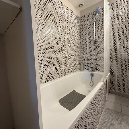Apartman Cozy 1-bedroom 2 Minutes From Stalingrad Private Parking *